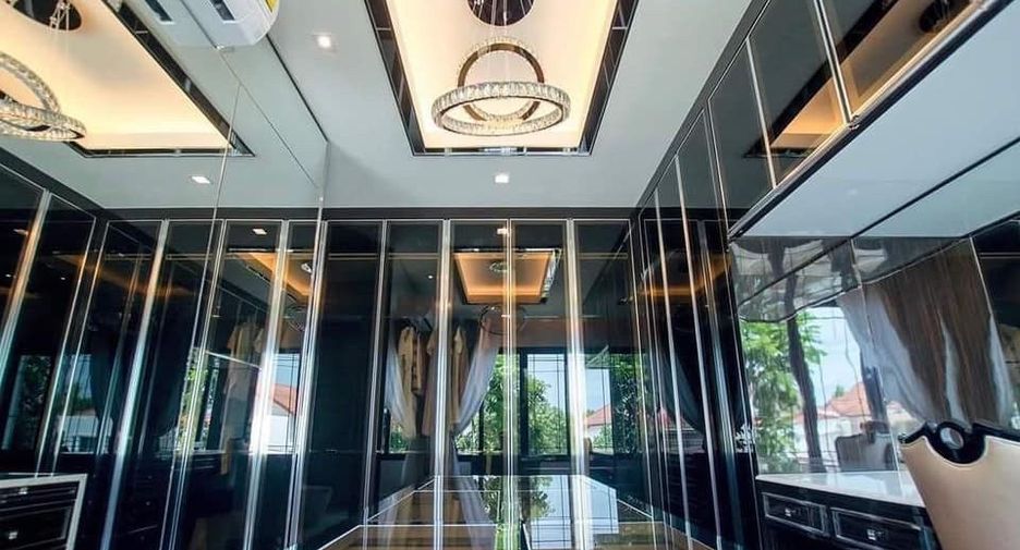 Casa en alquiler y en venta de 4 habitaciones en Bang Bon, Bangkok