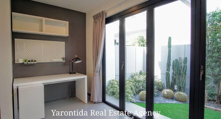 For rent 3 bedrooms townhouse in Bang Phli, Samut Prakan