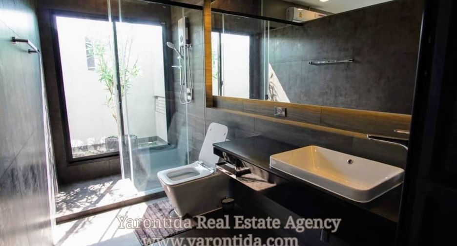 For rent 3 bedrooms townhouse in Bang Phli, Samut Prakan