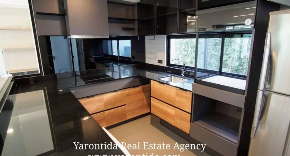 For rent 3 bedrooms townhouse in Bang Phli, Samut Prakan