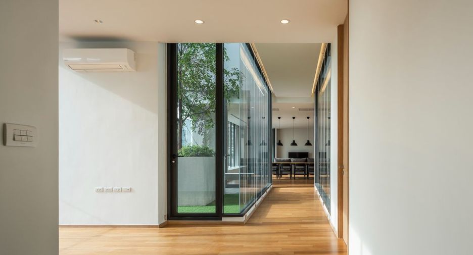 For rent 4 bedrooms apartment in Khlong Toei, Bangkok