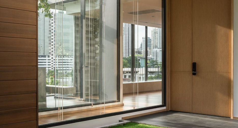 For rent 4 bedrooms apartment in Khlong Toei, Bangkok