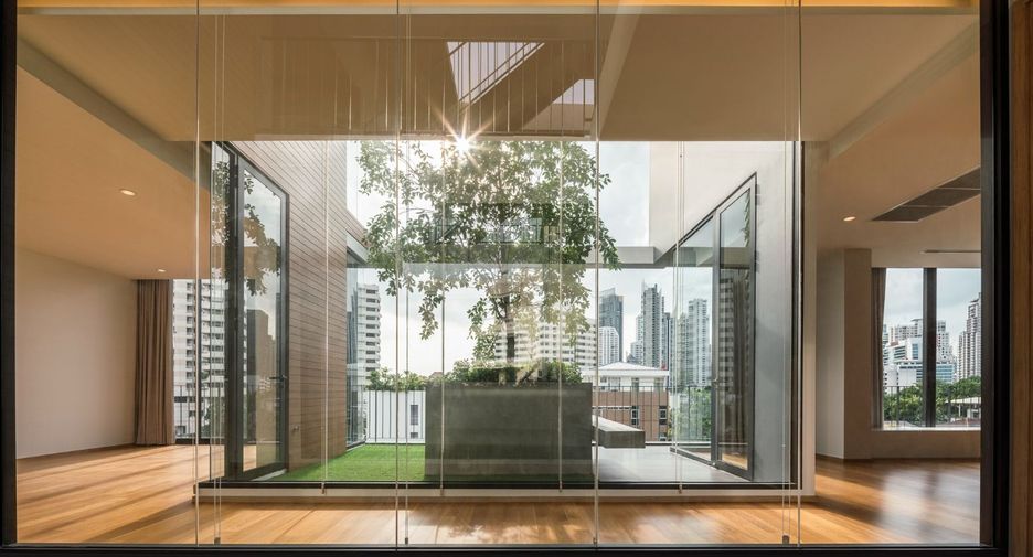 For rent 4 bedrooms apartment in Khlong Toei, Bangkok