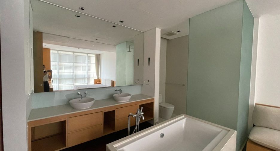 For rent studio condo in Khlong Toei, Bangkok