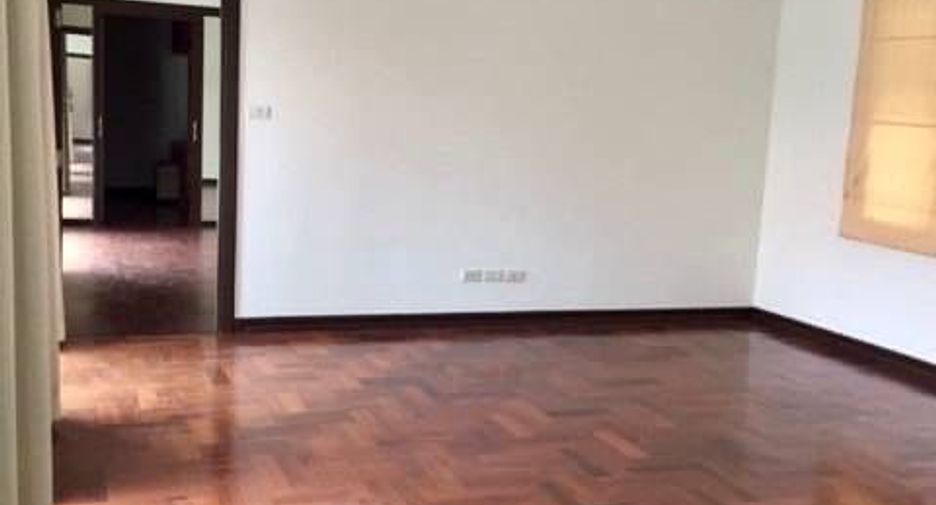 Аренда 4 спальни дом в Кхлонг Тоеи, Бангкок
