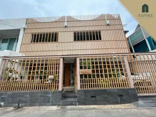 À louer et à vendre 2 chambres maison de ville à Watthana, Bangkok