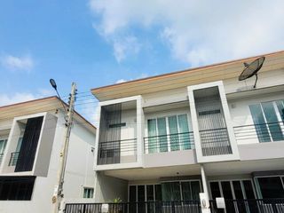 For sale 3 bed townhouse in Bang Khae, Bangkok