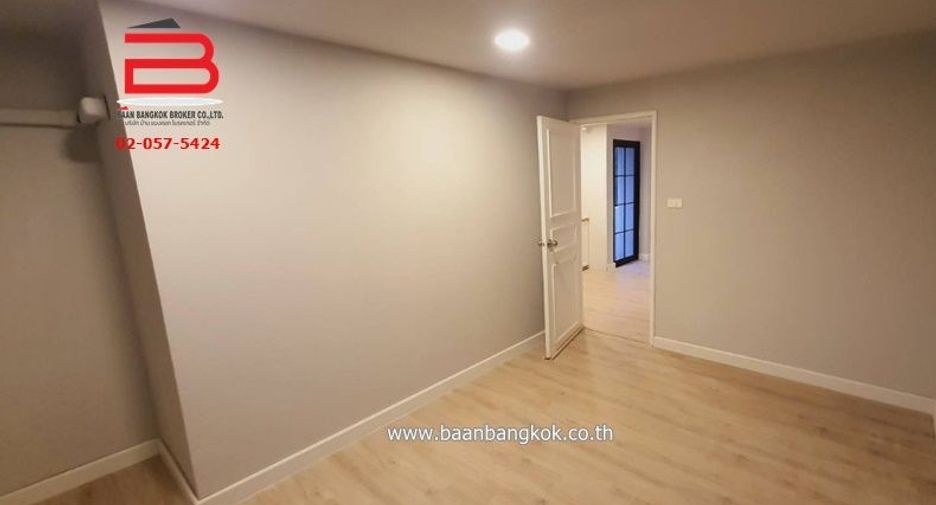 For sale 2 bedrooms condo in Huai Khwang, Bangkok