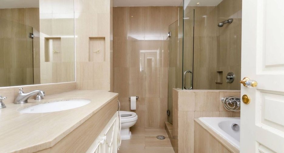Condo en alquiler y en venta de 3 habitaciones en Pathum Wan, Bangkok