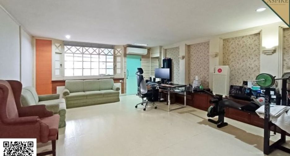 For sale 4 bedrooms condo in Khlong Toei, Bangkok
