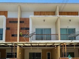 Casa adosada en venta de 3 habitaciones en Mueang Rayong, Rayong