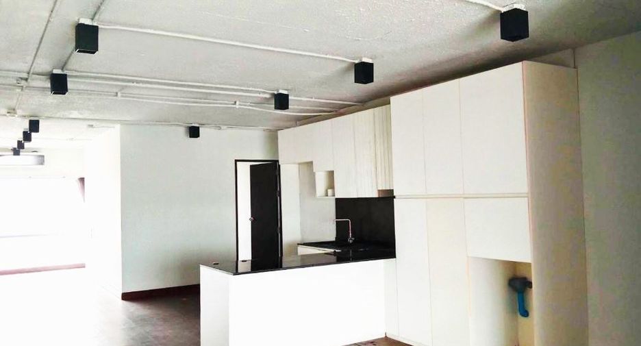 For sale 2 bedrooms condo in Huai Khwang, Bangkok