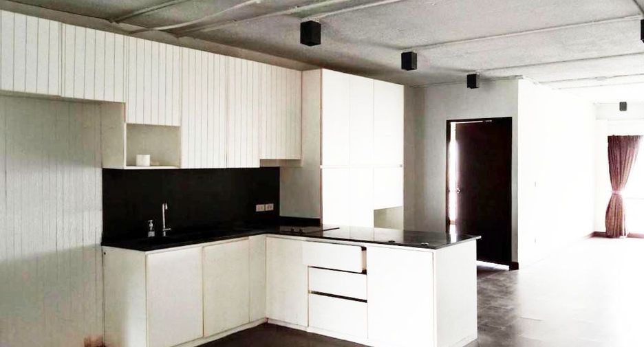 For sale 2 bedrooms condo in Huai Khwang, Bangkok