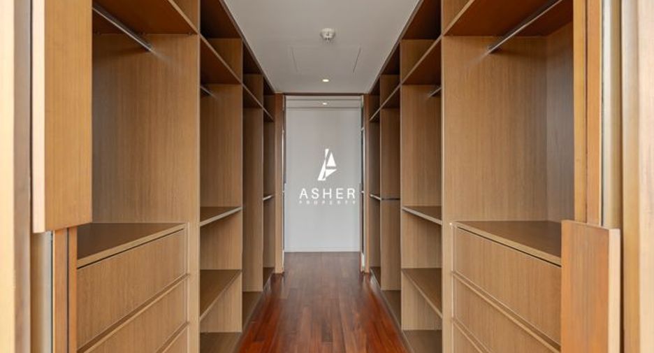For rent 3 bedrooms condo in Pathum Wan, Bangkok