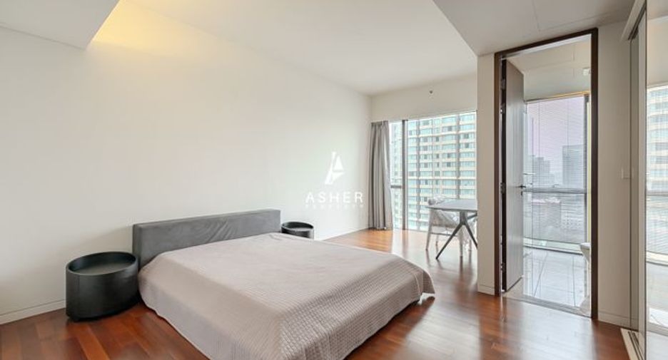 For rent 3 bedrooms condo in Pathum Wan, Bangkok