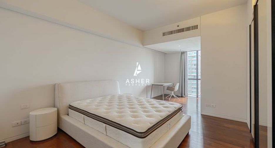 For rent 3 bedrooms condo in Pathum Wan, Bangkok