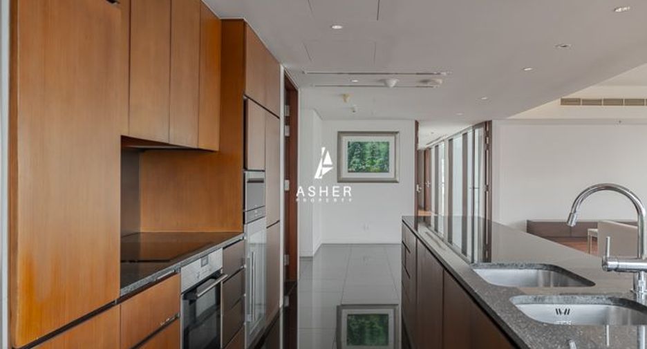 For rent 3 bedrooms condo in Pathum Wan, Bangkok