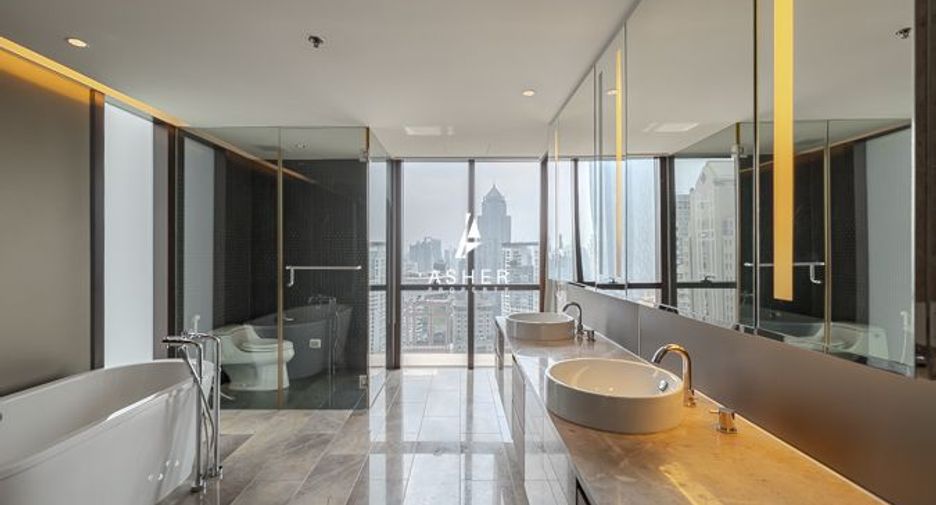 For rent 3 bedrooms condo in Pathum Wan, Bangkok
