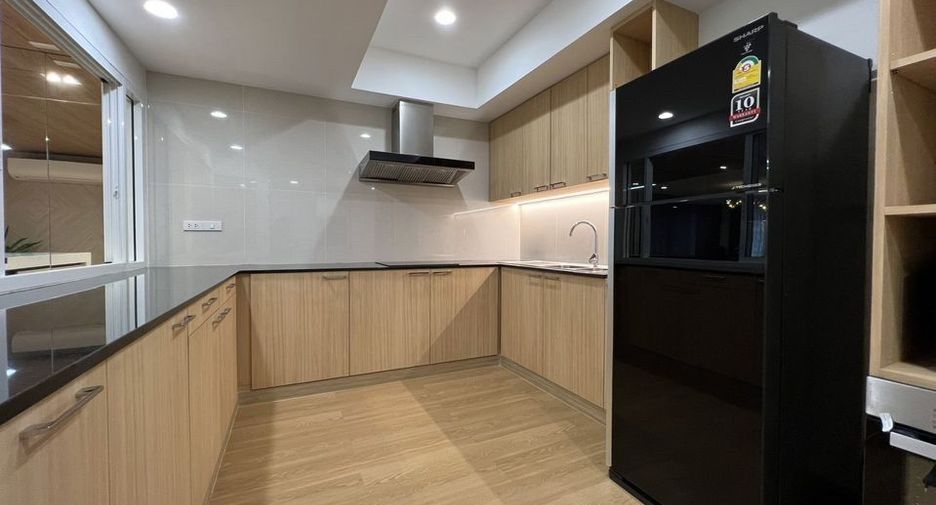 For rent 3 bedrooms condo in Khlong Toei, Bangkok