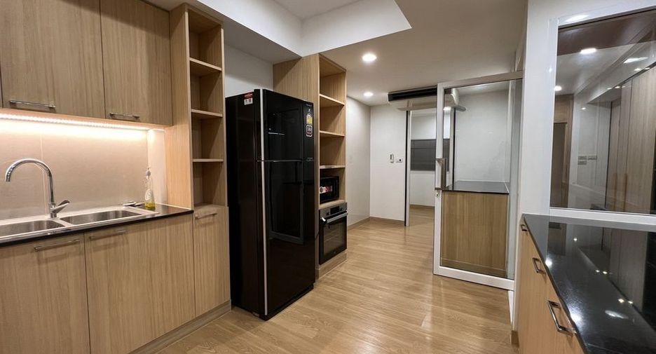 For rent 3 bedrooms condo in Khlong Toei, Bangkok