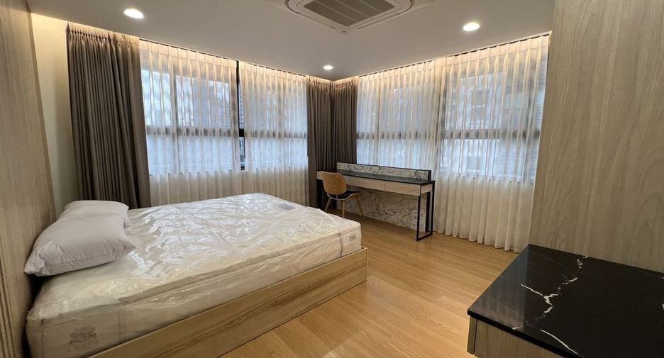 For rent 3 bedrooms condo in Khlong Toei, Bangkok