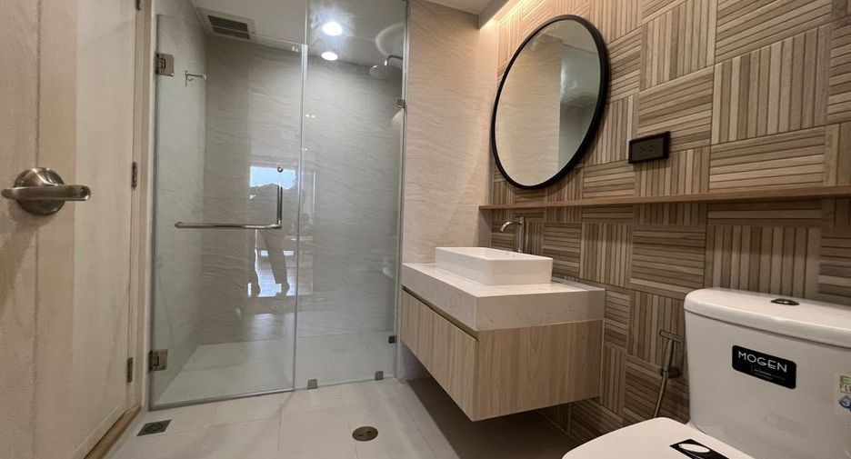 For rent 3 bedrooms condo in Khlong Toei, Bangkok