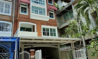 Reihenhaus zum Kauf mit Studio in Yan Nawa, Bangkok