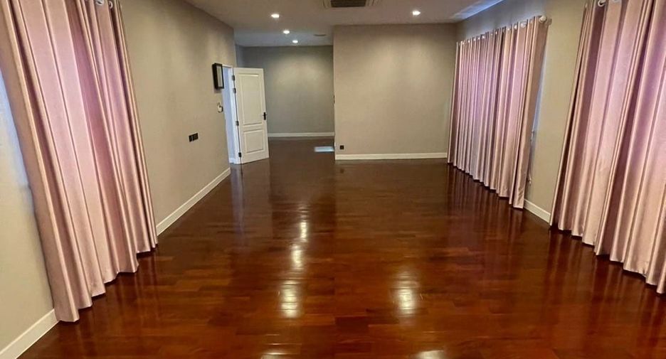 For sale 4 bedrooms house in Mueang Samut Prakan, Samut Prakan