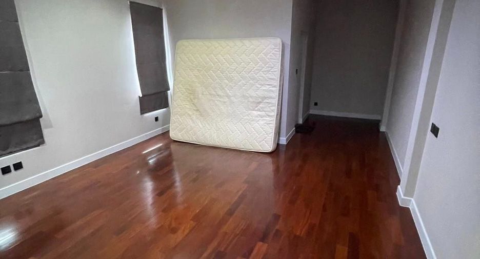 For sale 4 bedrooms house in Mueang Samut Prakan, Samut Prakan