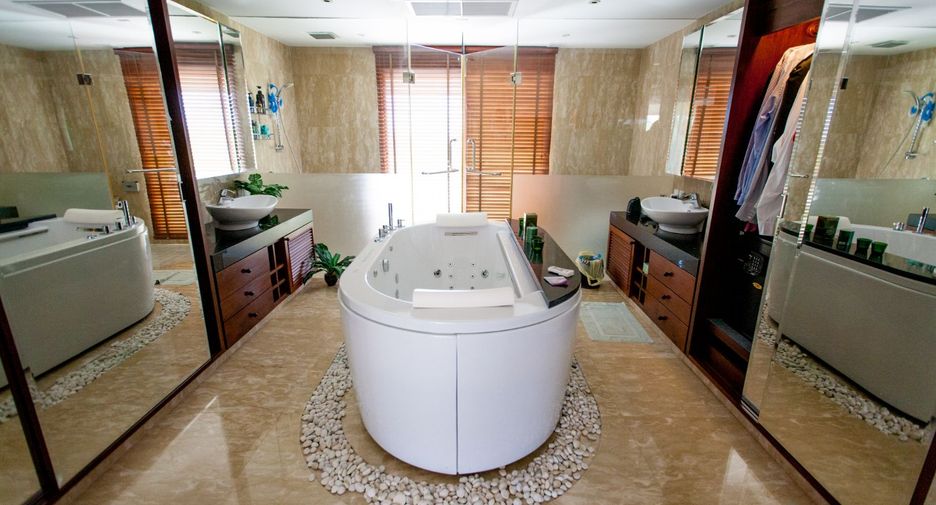 For sale 5 bedrooms villa in Mueang Phuket, Phuket