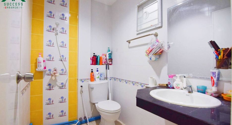 For sale 2 bedrooms townhouse in Mueang Samut Prakan, Samut Prakan