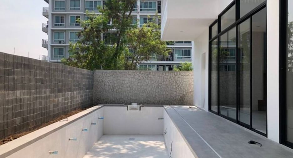Casa adosada en venta de 4 habitaciones en Mueang Chiang Mai, Chiang Mai