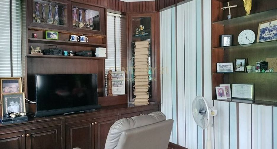 Casa adosada en venta de 7 habitaciones en Din Daeng, Bangkok