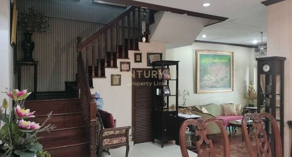 Casa adosada en venta de 7 habitaciones en Din Daeng, Bangkok