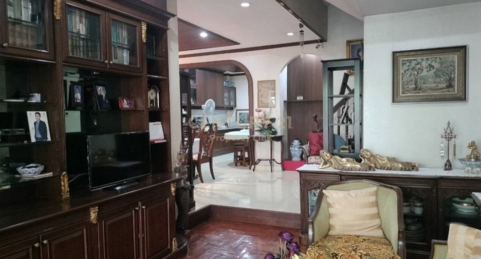 Casa adosada en venta de 7 habitaciones en Din Daeng, Bangkok