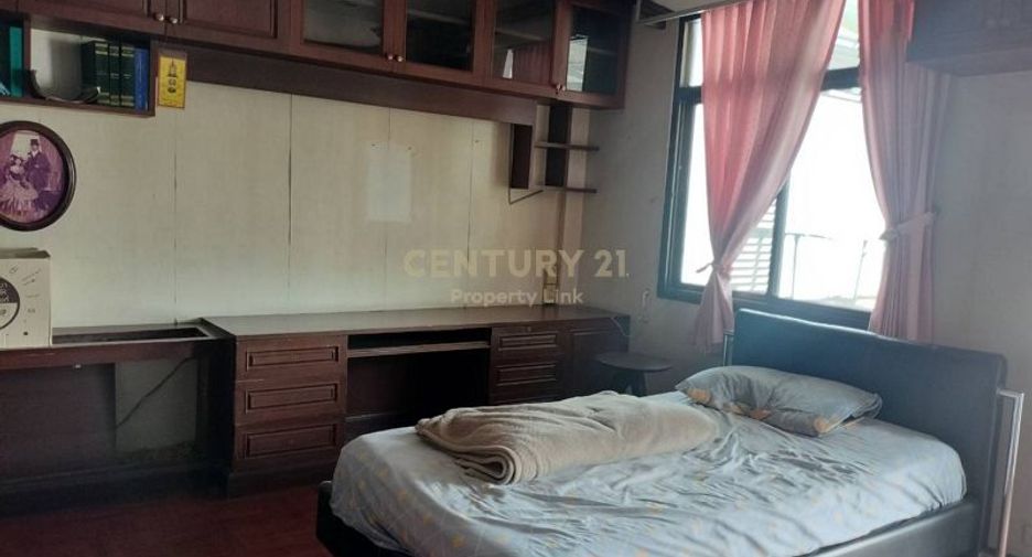 Casa adosada en venta de 7 habitaciones en Din Daeng, Bangkok