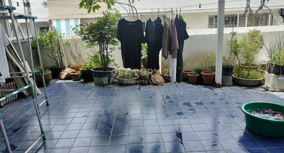 Casa adosada en venta de 7 habitaciones en Din Daeng, Bangkok