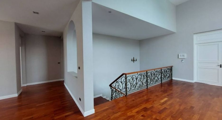 For sale 4 bedrooms house in Thawi Watthana, Bangkok