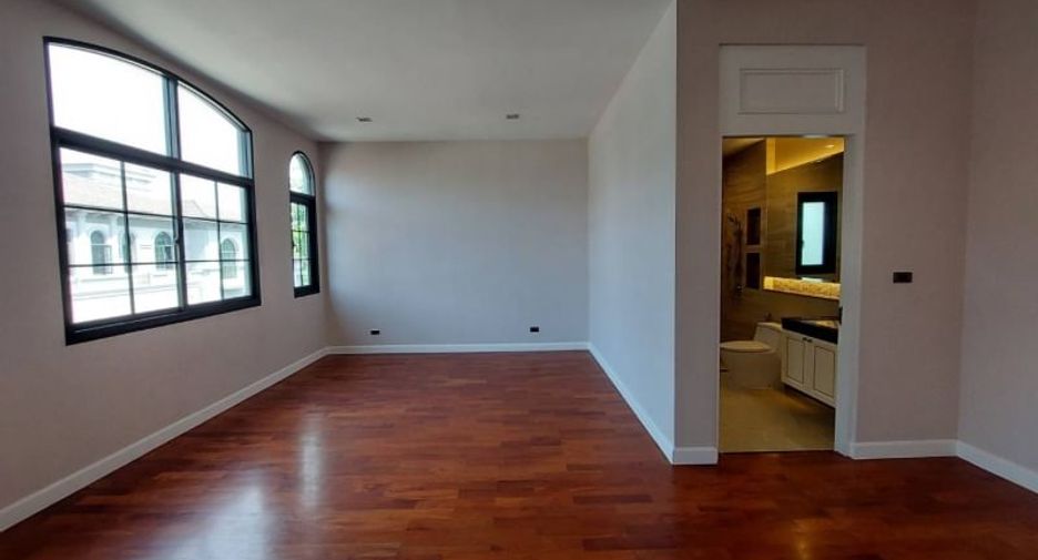 For sale 4 bedrooms house in Thawi Watthana, Bangkok