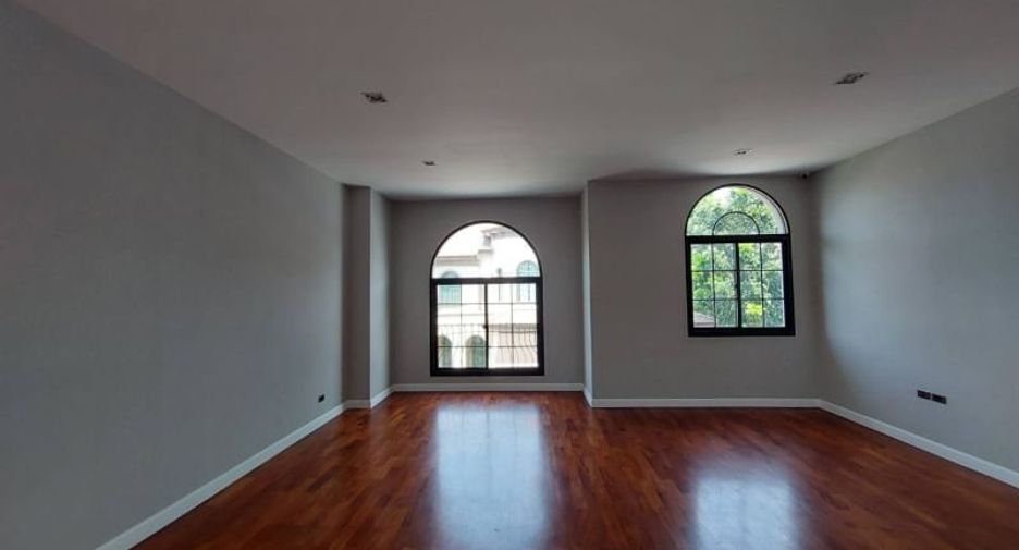 For sale 4 bedrooms house in Thawi Watthana, Bangkok