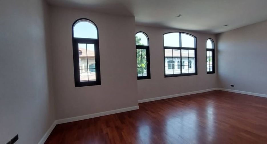 For sale 4 bedrooms house in Thawi Watthana, Bangkok
