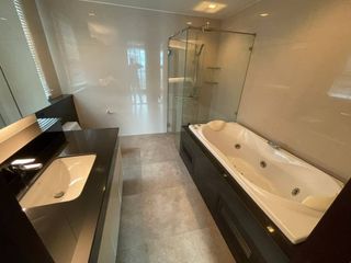 For rent 4 bedrooms condo in Khlong Toei, Bangkok