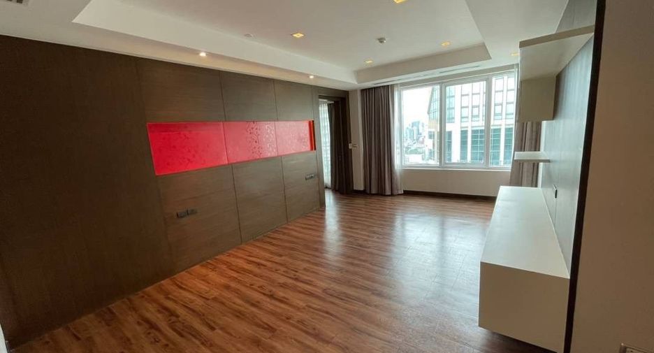 For rent 4 bedrooms condo in Khlong Toei, Bangkok