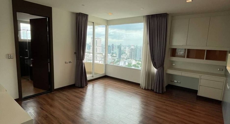 For rent 4 bedrooms condo in Khlong Toei, Bangkok