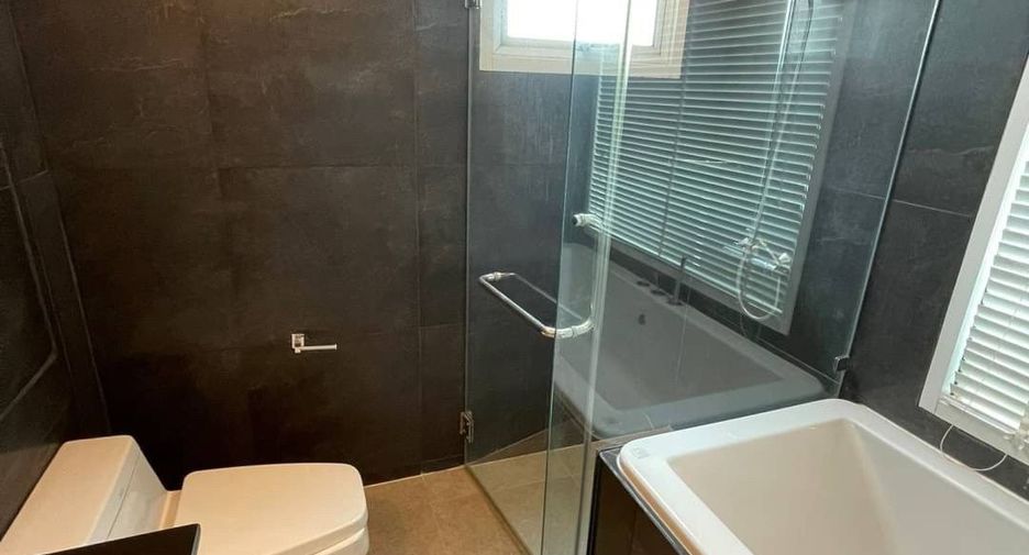 For rent 4 bedrooms condo in Khlong Toei, Bangkok