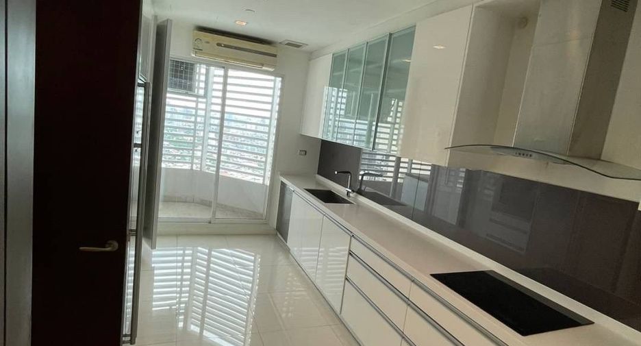 For rent 4 bedrooms condo in Khlong Toei, Bangkok