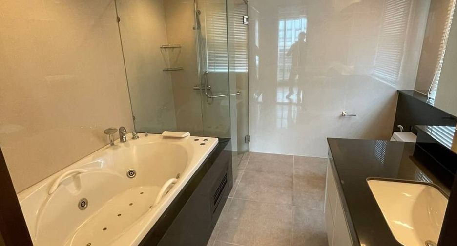 For rent 4 bedrooms condo in Khlong Toei, Bangkok
