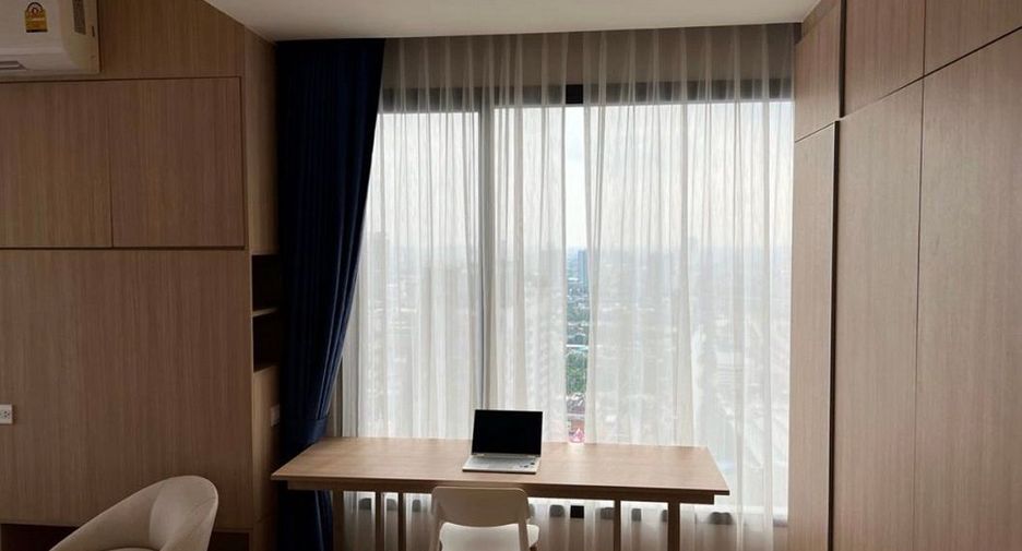 For rent 3 bedrooms condo in Phaya Thai, Bangkok