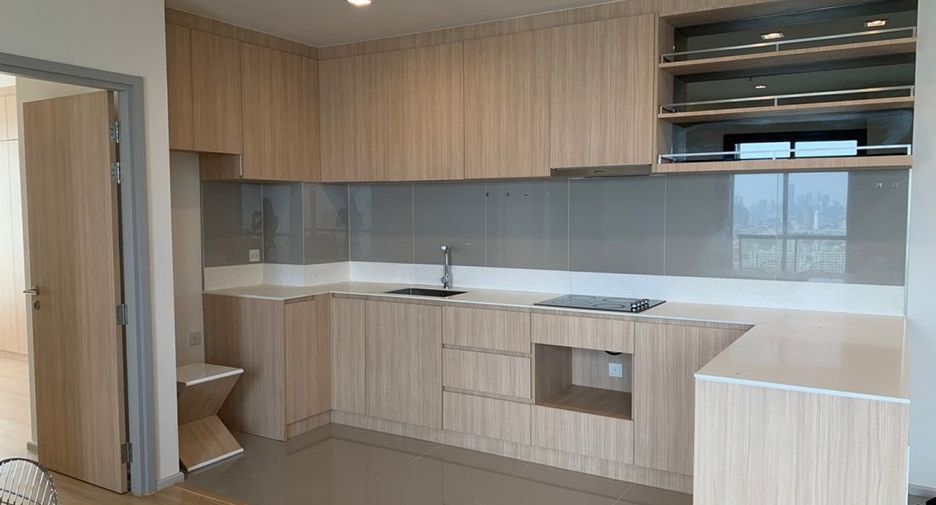 For rent 3 bedrooms condo in Phaya Thai, Bangkok