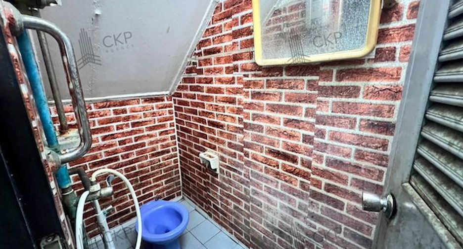 Casa adosada en venta de 4 habitaciones en Krathum Baen, Samut Sakhon